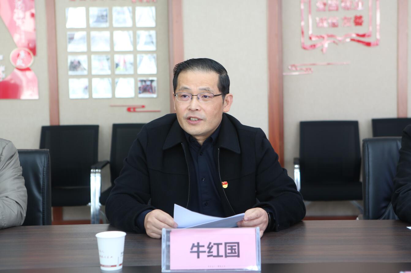 鄭州市經(jīng)濟(jì)貿(mào)易學(xué)校黨委書記、校長牛紅國發(fā)言